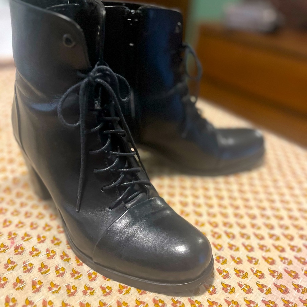 Custom black leather laceup ankle boot. Good quality. Vintage style. Cap-toe.